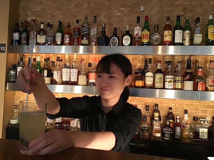 女性バーテンダーも活躍しております。