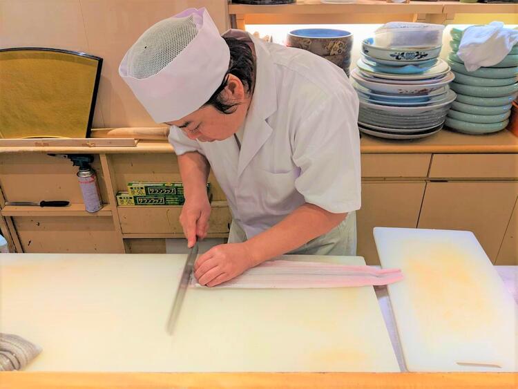 新鮮なネタを丁寧に調理していきます！