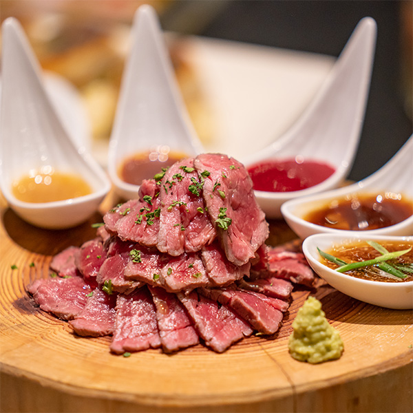 5種のソースで堪能、自家製ローストビーフ