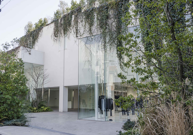 アート、ファッション、バーが融合する本社