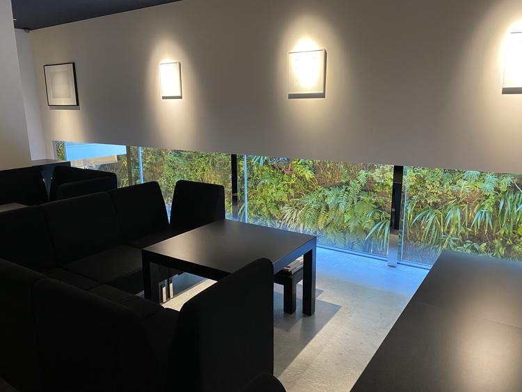 テラスの作品が見える半個室