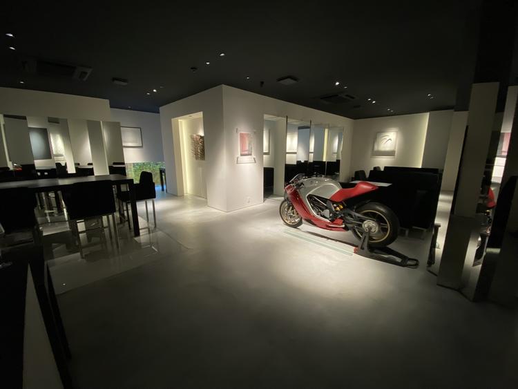 現代美術を軸とした、上質な社交の場