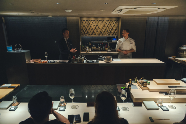 劇場型の鮨店として話題を呼んでいます