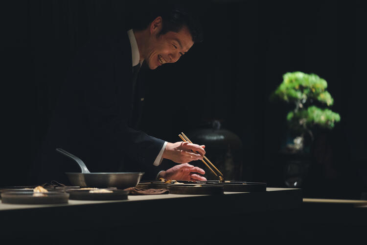 カウンター席のみ。お客様との距離も近い