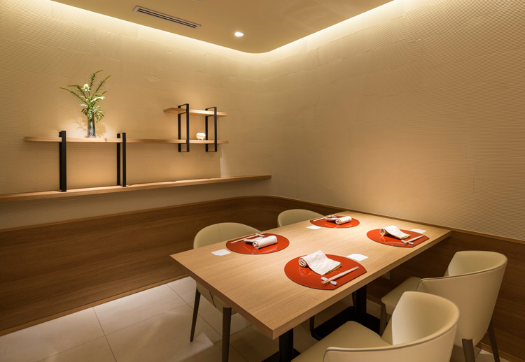 スタッフの年齢層は高め、女性が多めです◎