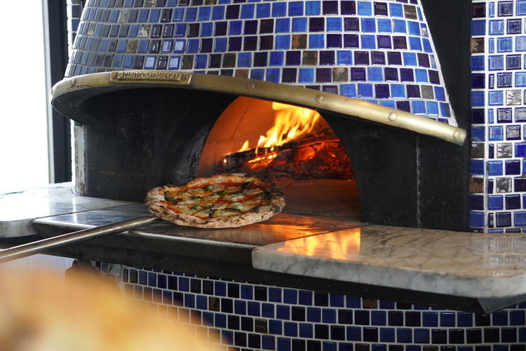 幅広い調理が可能な薪窯