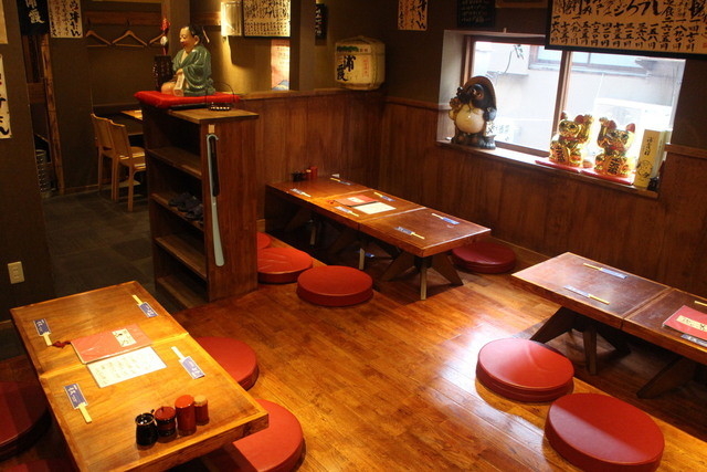 縁起物が飾られた2階お座敷席◎