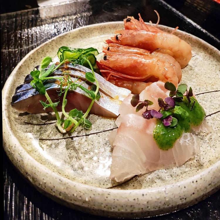 お刺身は江戸前的な一手間をかけ美味しく