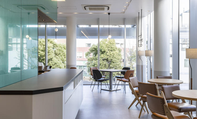 ナチュラルで開放的な空間！個室もある店内