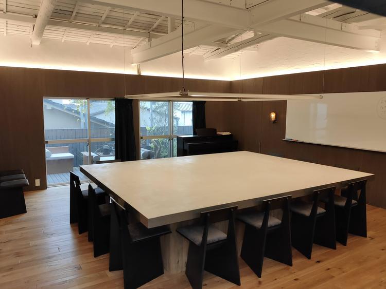 外観からは想像できない異空間な2階席