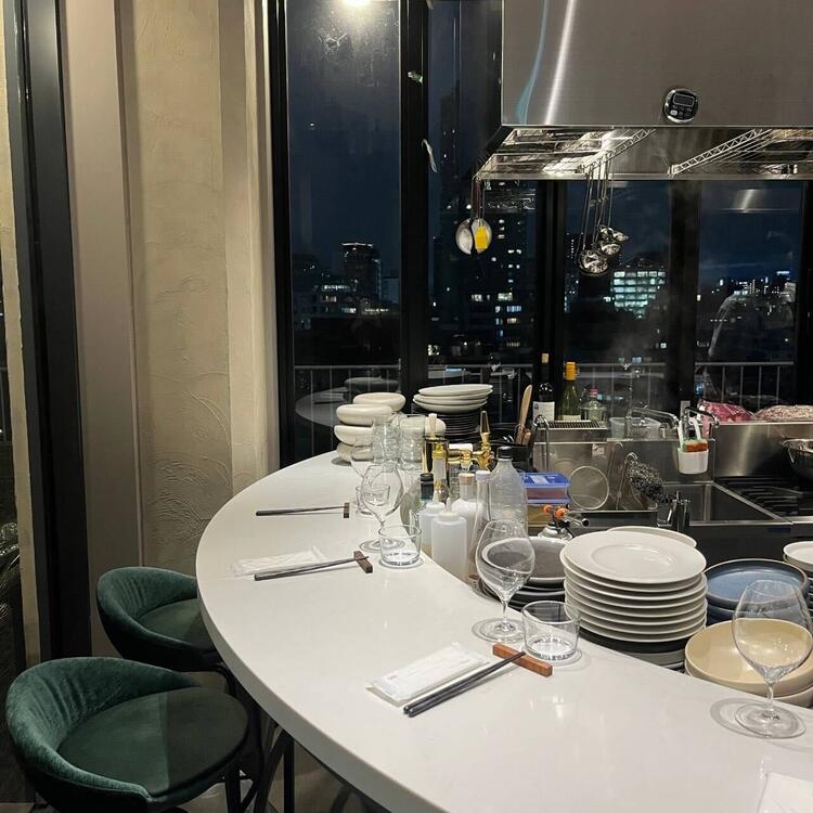 恵比寿の夜景を一望できるカウンター。