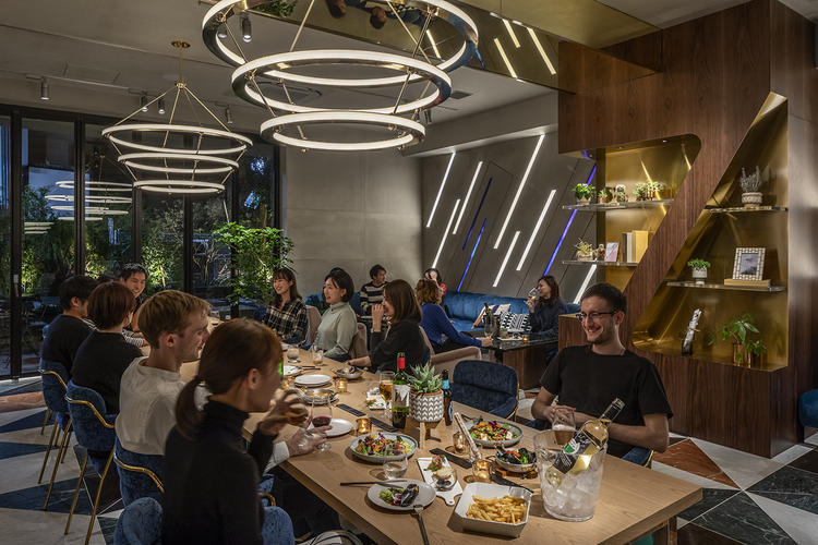 夜は落ち着いた大人の空間として