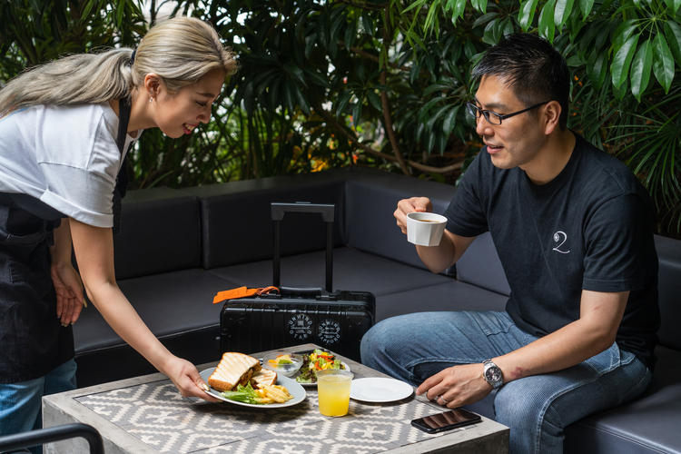 個性を活かしたカジュアルスタイルの接客で