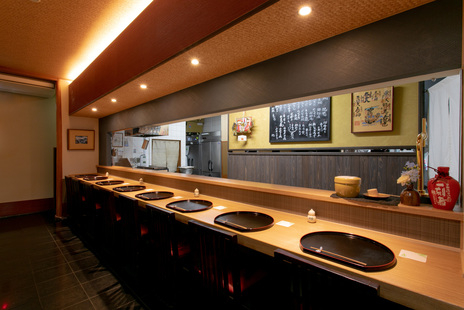 落ち着いた大人の常連客に愛されるお店♪