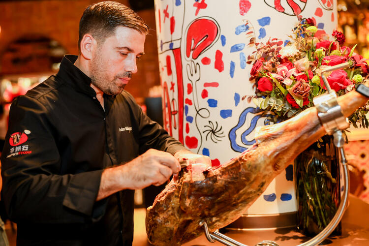 シェフのもと本物のスキルが身につく！