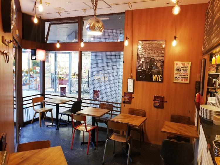 店内5席ほどのアットホーム感。