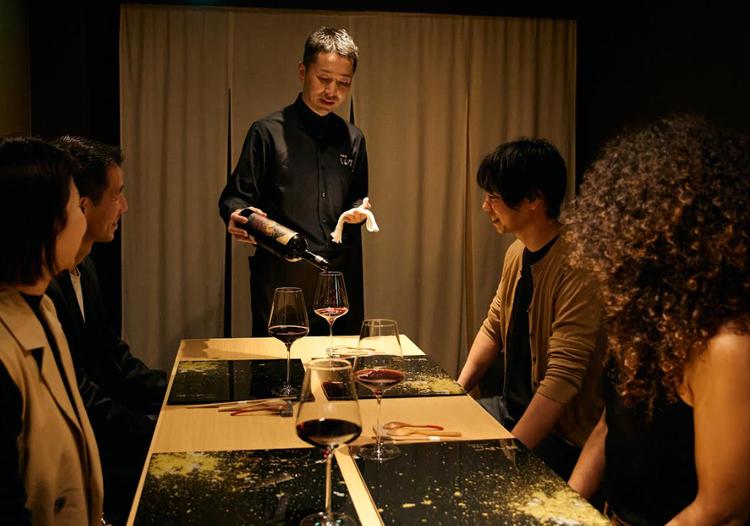 ソムリエの隣で、一流の接客を。