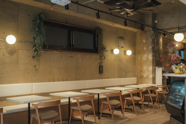 天井高の広々とした店内