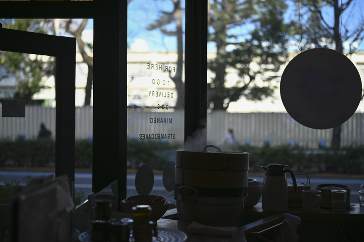 通りの向こうは千駄ヶ谷小学校