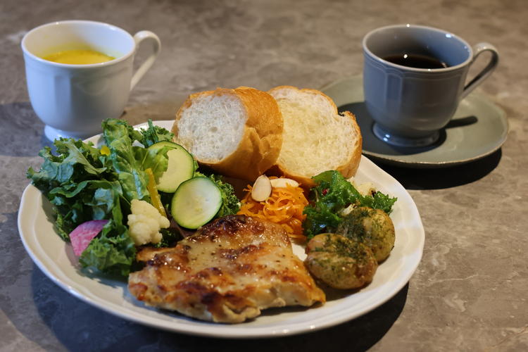 一番人気のチキンプレートランチ