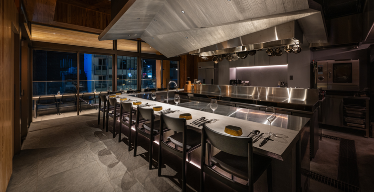 銀座の街並を一望するカウンターフレンチ