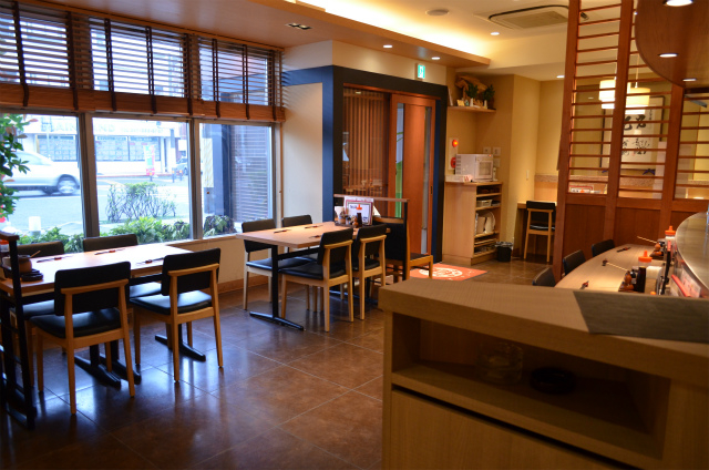 50席ある店内！テーブル、カウンター中心