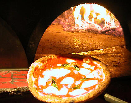 ピザ窯を使って焼き上げます