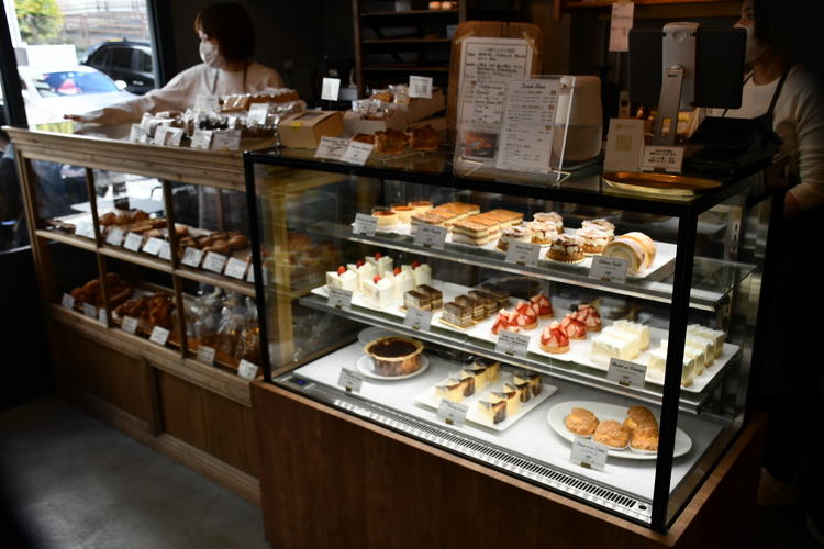 ショーケースにはケーキとパンが並びます