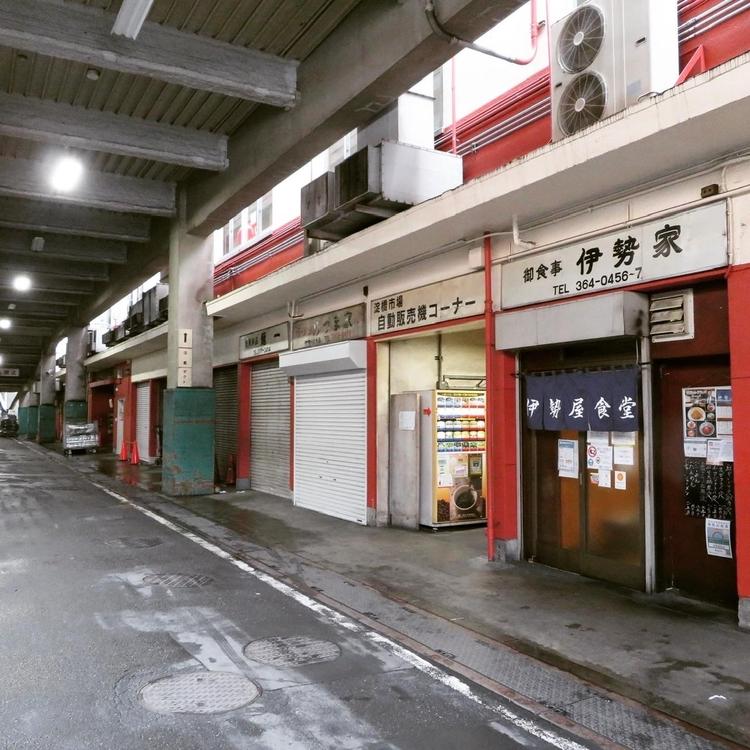 朝５時〜青果市場の中の食堂です