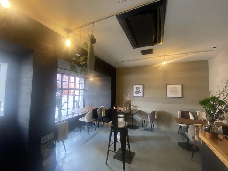 植物の多い店内