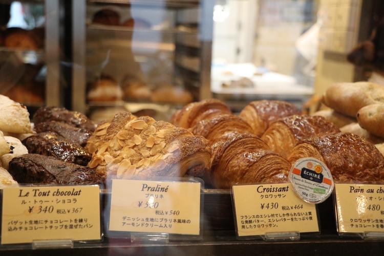 パンやお菓子は全部で100種類ほどありま