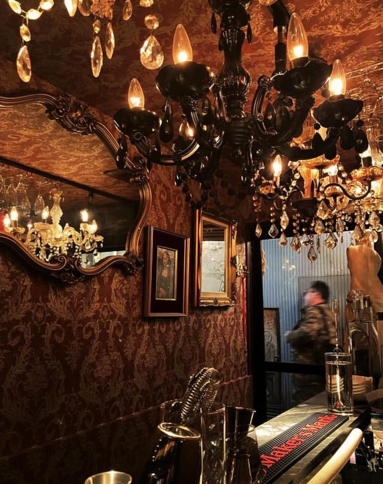 　　　　シャンデリアがたくさん！