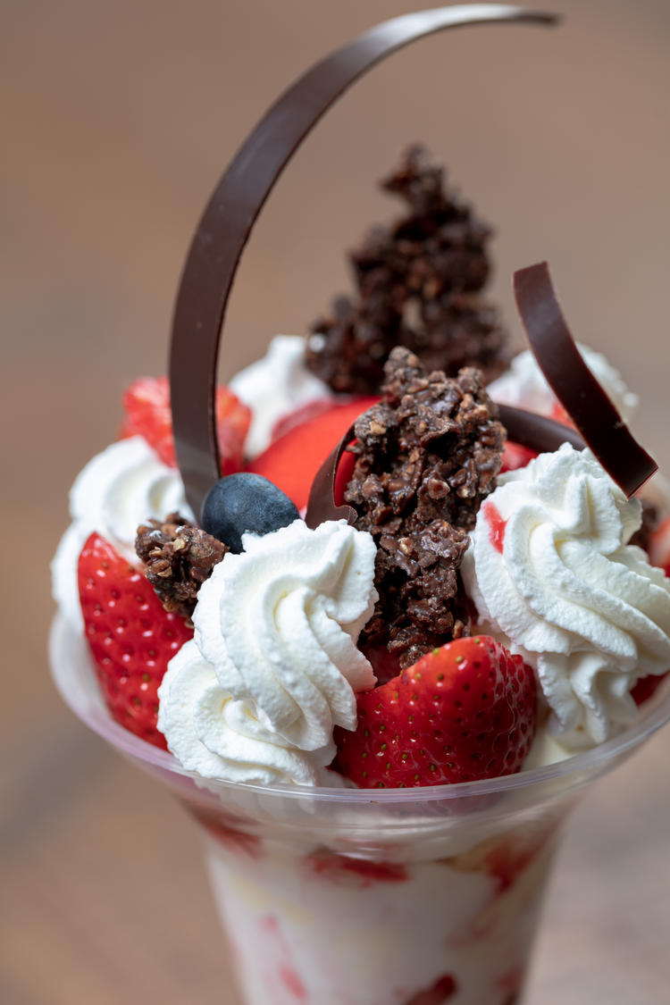 旬の果物を使用した人気のパフェ！！