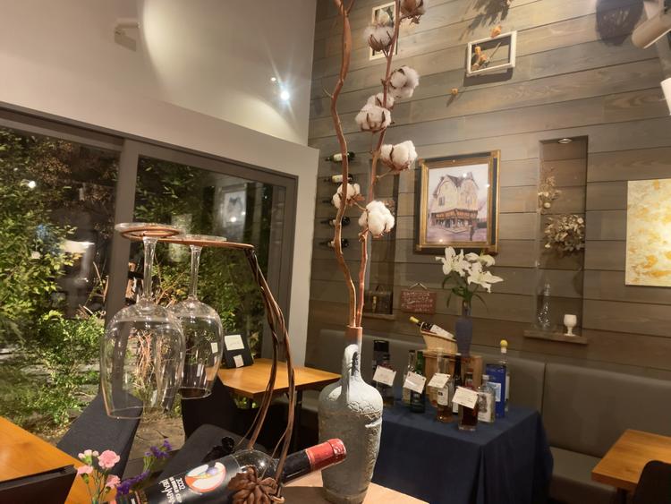 木のぬくもり感じるおしゃれな店内