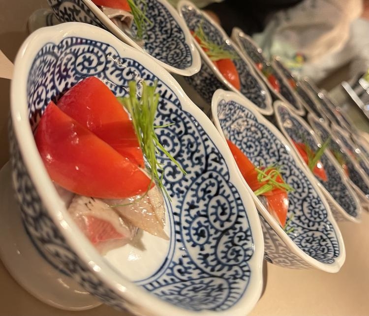 カウンターでお料理を魅せながら仕上げます