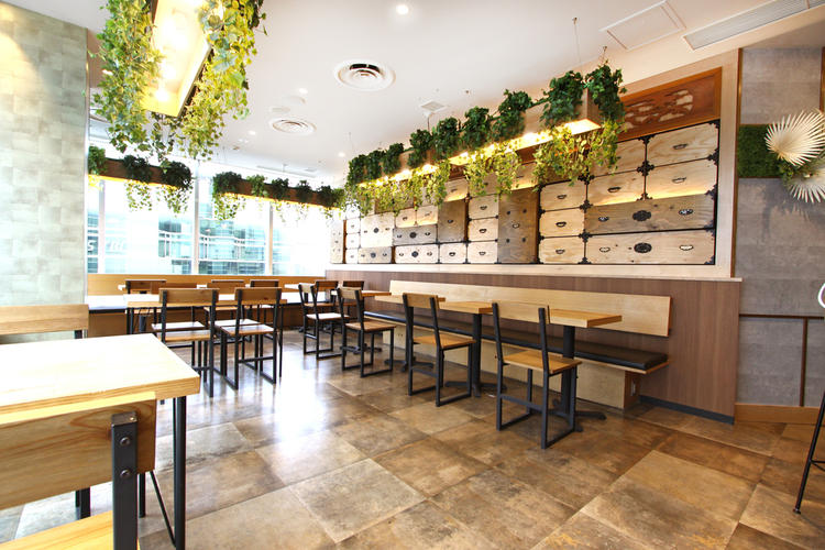 ★店内はカフェをイメージ。駅直結店舗