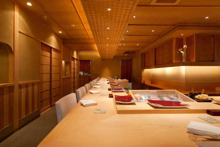 落ち着きのあるカウンターで鮨を振舞います