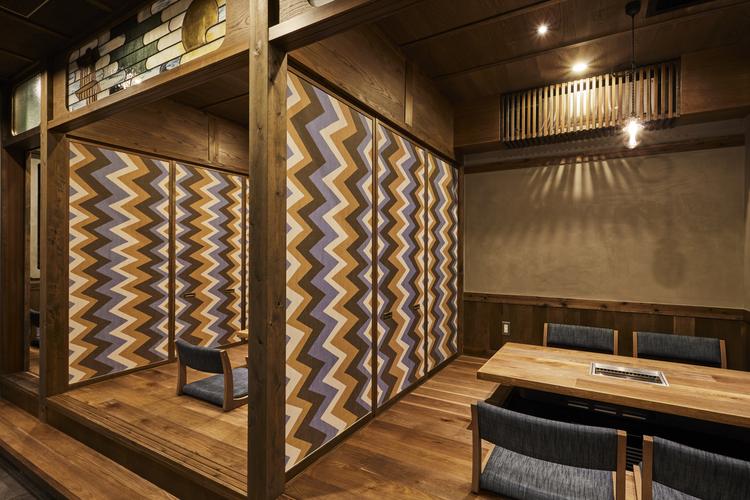 特注ステンドガラスを装飾した個室座席