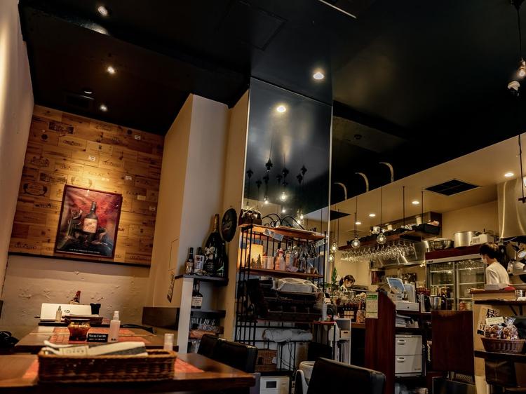 天井高約4mの開放的な店内。