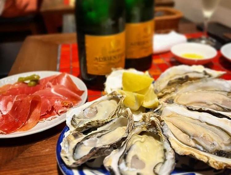 夜はオイスターと肉料理が自慢のお店。