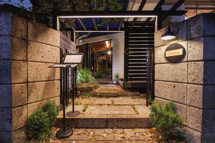 住宅を改装した落ち着いた外観のお店です