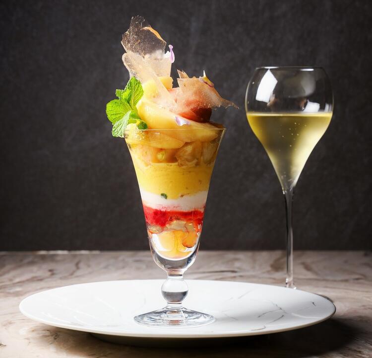 旬のフルーツを使ったパフェやデザート