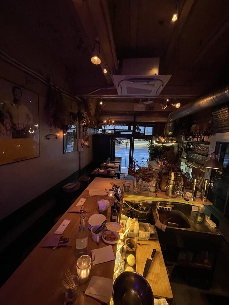 オープンキッチンから見渡せる店内◎