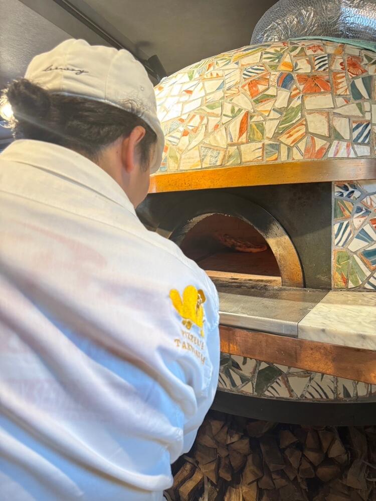 ピッツァはイチから手づくり！