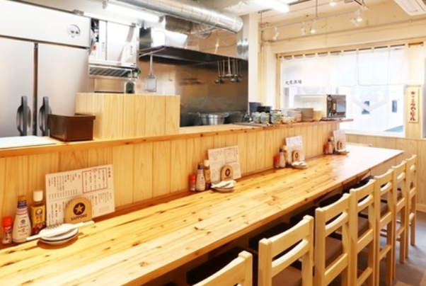 木を基調とした清潔感と温かみのある店内