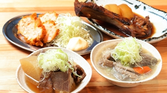 居酒屋定番の牛すじ大根やもつ煮込みなども