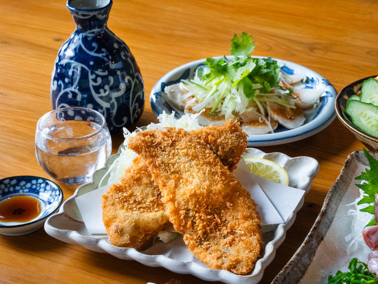 お客様にはお酒とつまみでゆっくりと。