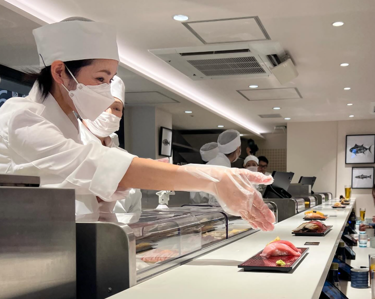女性の寿司職人も活躍中◎