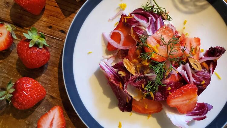 ビタミンCたっぷり！苺のスキンケアサラダ