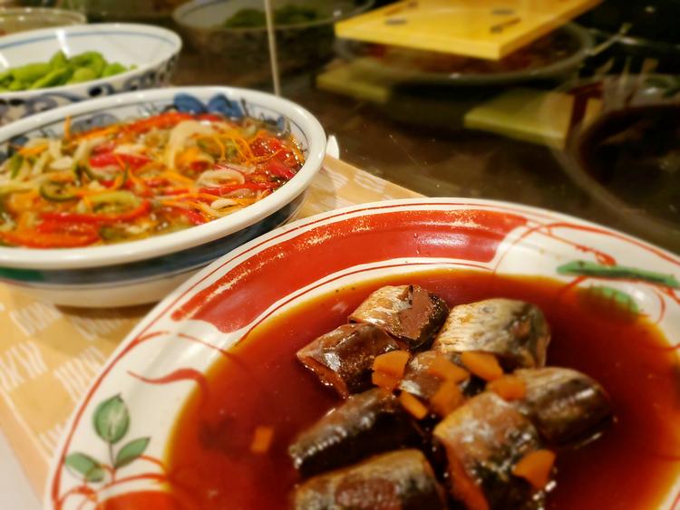 カウンターにはお酒に合うおばんざい